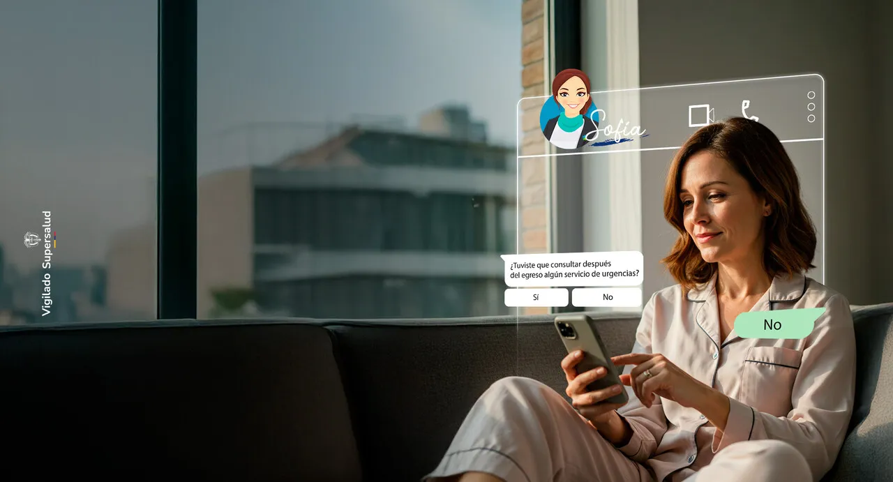 Paciente consulta en su celular al chatbot Sofía de Santa María del Lago para recibir apoyo luego del egreso.